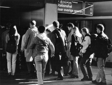 351078 Afbeelding van drukte bij de roltrap op een van de perrons van het Centraal Station te Utrecht.